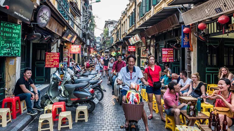 Disfrutar la cerveza Hanoi en la calle Ta Hien