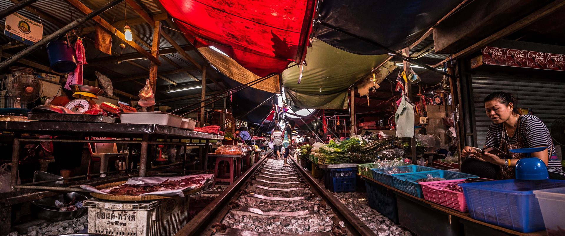 Descubrimiento del mercado ferroviario de Maeklong, cerca de Bangkok