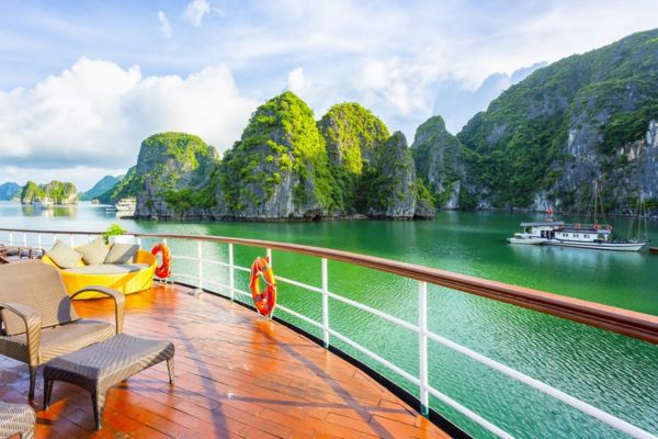 Día 07: Halong - Hanoi - Vuelo a Hue (Minibús compartido y guía en inglés a bordo)