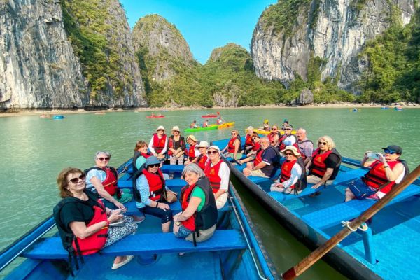 Día 06: Ninh Binh - Bahía de Halong (Minibús compartido y guía en inglés a bordo)