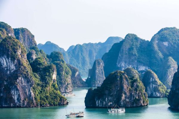 Día 07: Halong - Hanoi - Vuelo a Hue (Minibús compartido y guía en inglés a bordo)