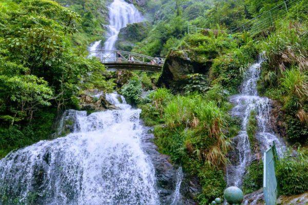 Día 04: Sapa: Visita de cascadas - Ruta a Hanoi