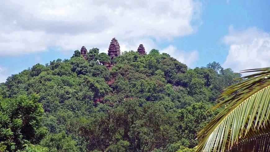 Subiendo a la colina de Sampeau en Battambang Camboya