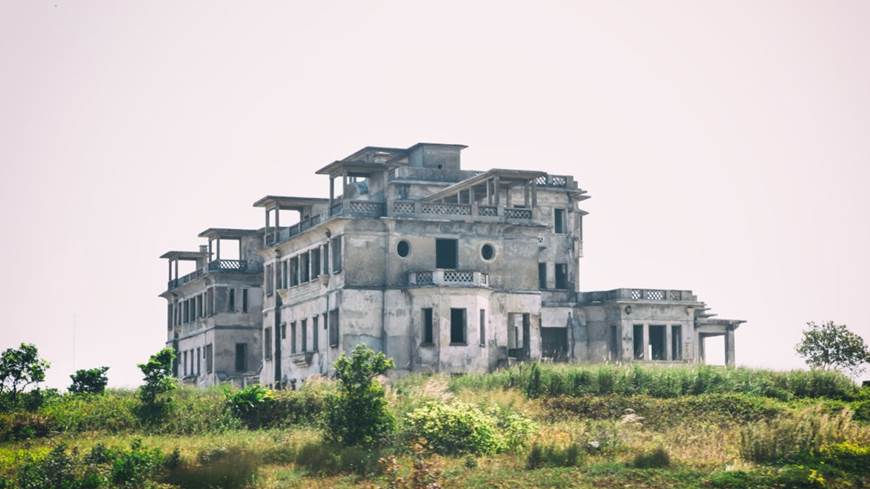 Un hotel abandonado en la colina Bokor
