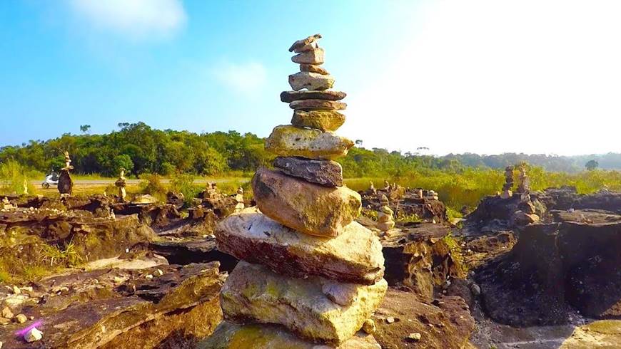 Campo de piedra en la colina Bokor