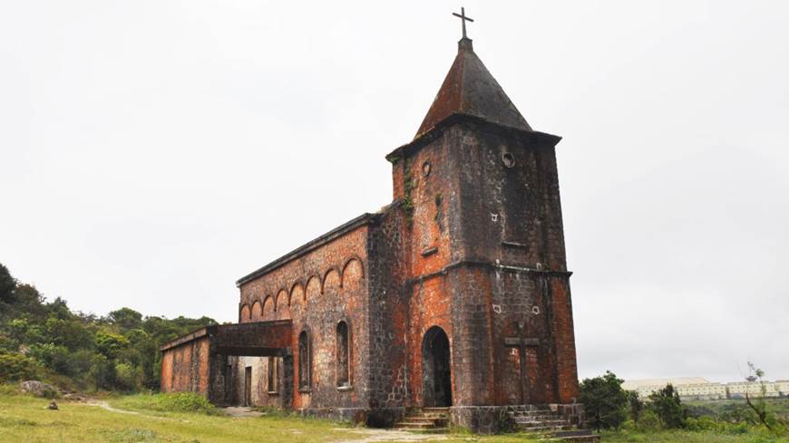 Iglesia en la colina Bokor