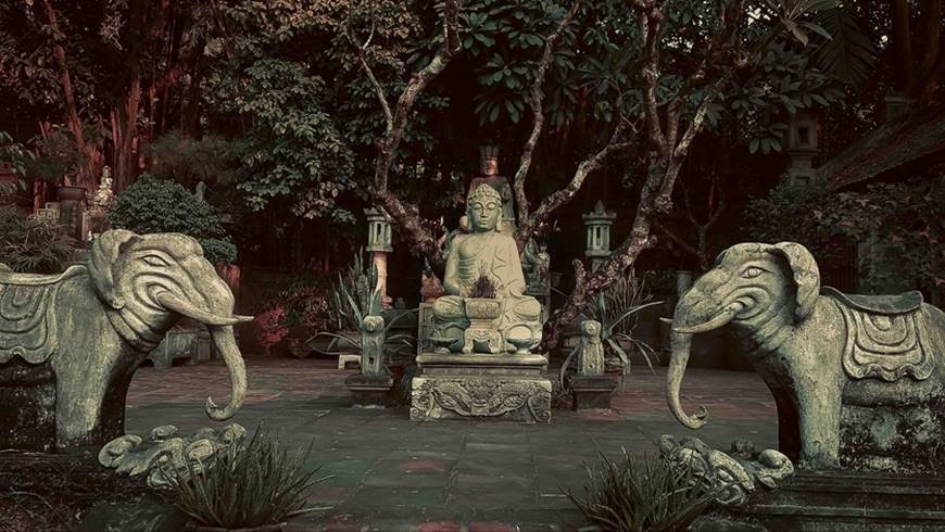 estatua tallada de piedra en el Palacio Thanh Chuong