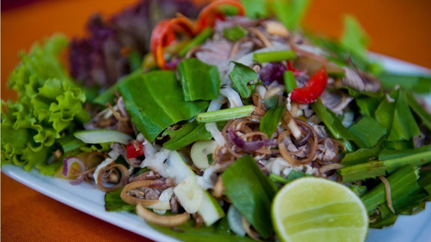 Ensalada Khmer-Lap Khmer de carne cocina camboyana