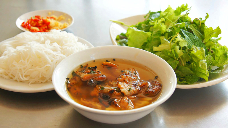  Bun Cha (Fideos con cerdo a la parrilla)