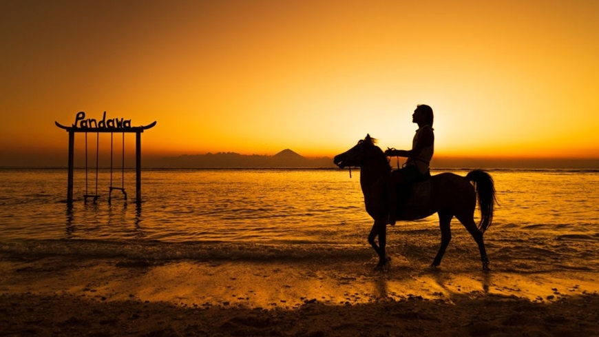 Montar a caballo en la playa en las islas Gili