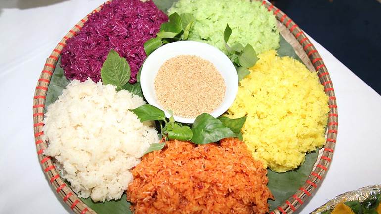 Arroz glutinoso Nep Nuong de cinco colores en Mai Chau