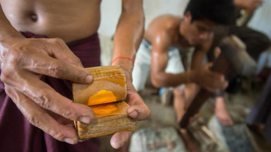 Fábrica de pan de oro en Mandalay Myanmar