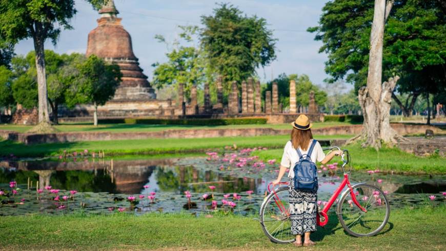 Viaje en bicicleta por el parque histórico Sukhothai