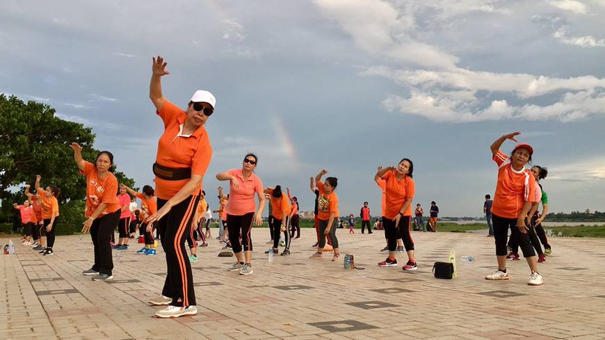 Aerobicos al aire libre en Vientian