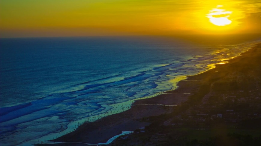 Playa Parangtritis en Yogyakarta de isla Java al atardecer