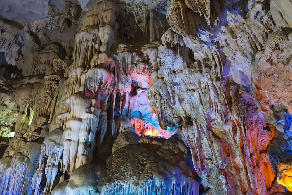 La Cueva de Thien Cung en la bahía de Bai Tu Long, Vietnam
