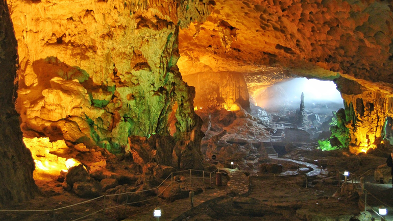 cueva de Sung Sot en bahia de Halong