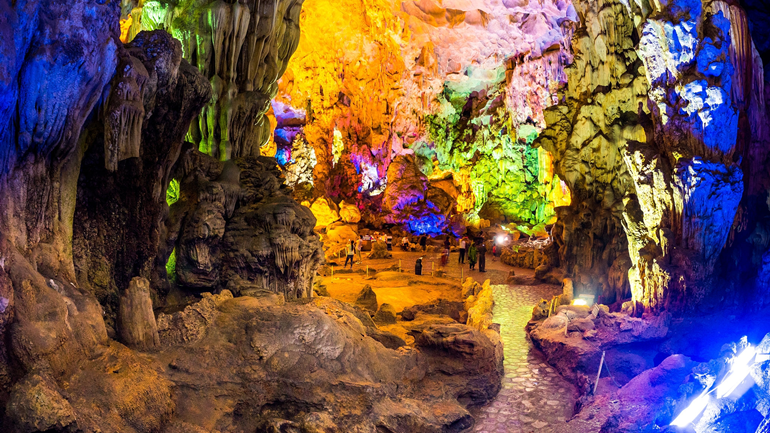 cueva de Thien Cung en bahia de Halong