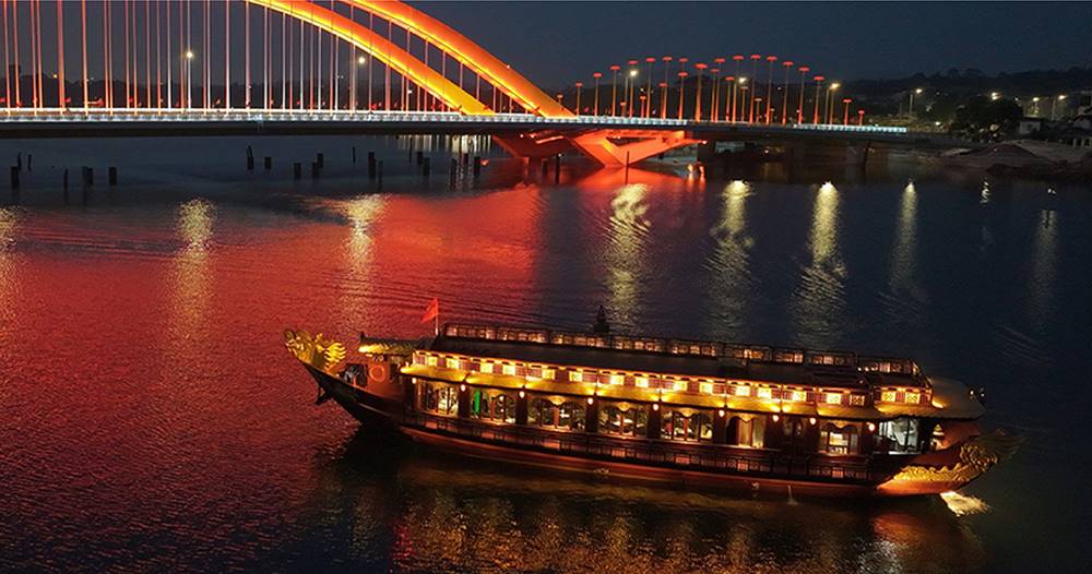 Cena a bordo del Hueritage Cruise