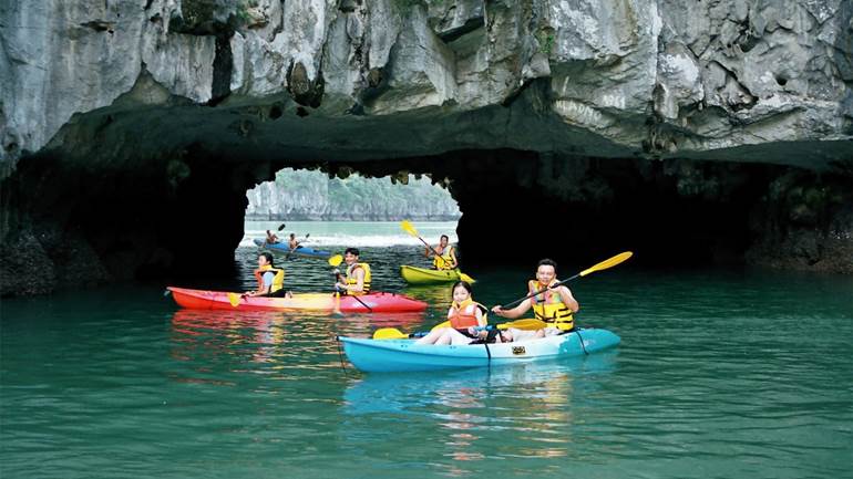 kayak por la cueva de Luon