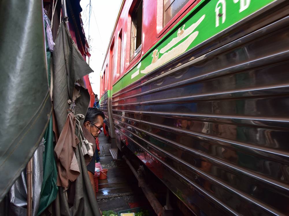 Descubrimiento del mercado ferroviario de Maeklong, cerca de Bangkok