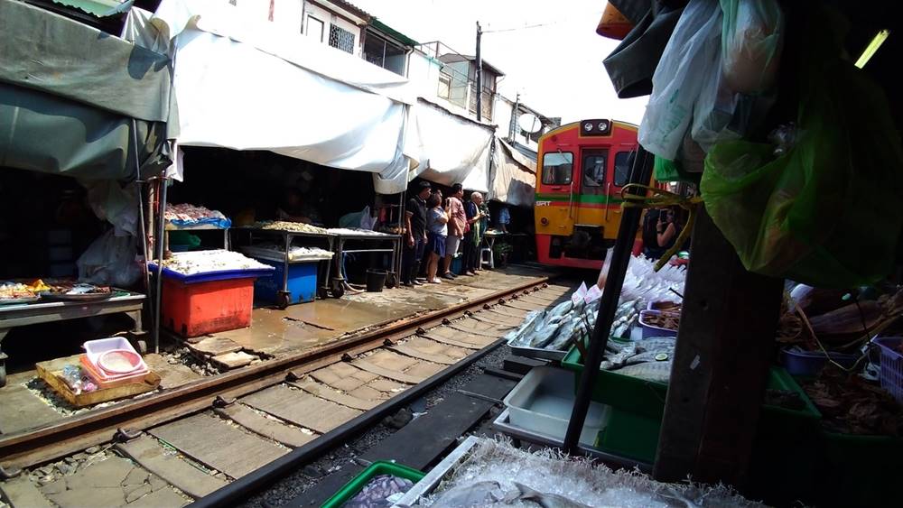 Descubrimiento del mercado ferroviario de Maeklong, cerca de Bangkok