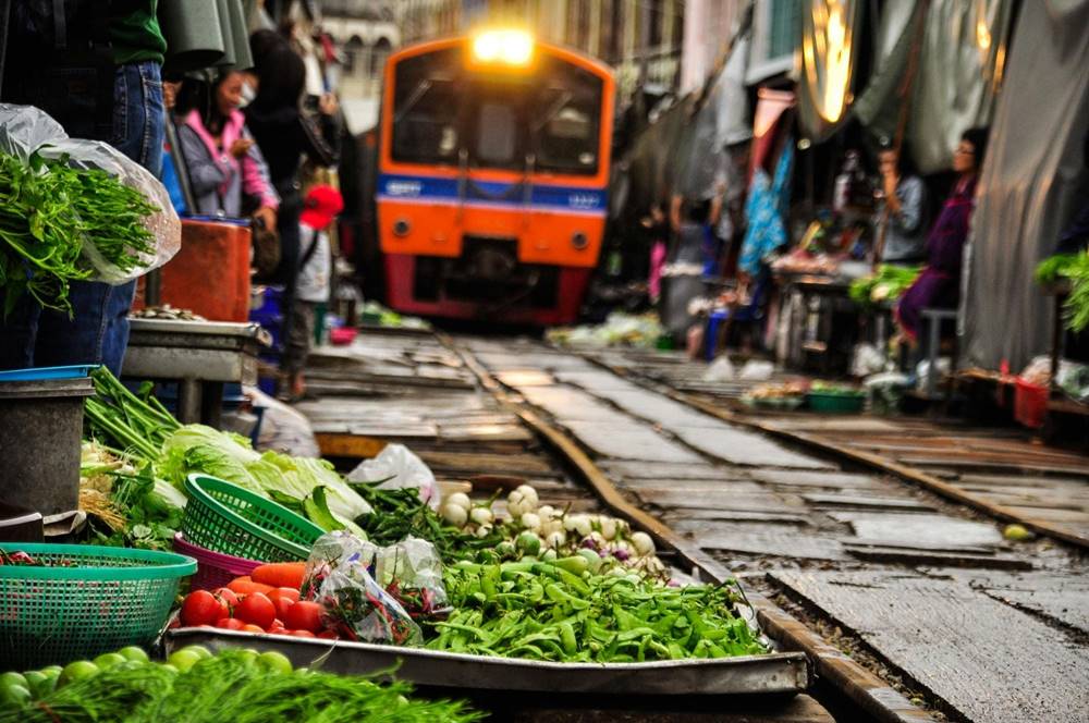 Descubrimiento del mercado ferroviario de Maeklong, cerca de Bangkok