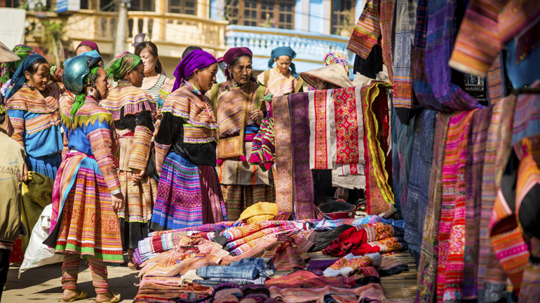 mercado local Bac Ha en Sapa