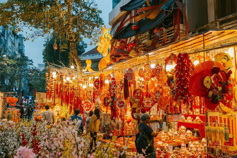 Los vietnamitas están comprando decoraciones para el Tet.